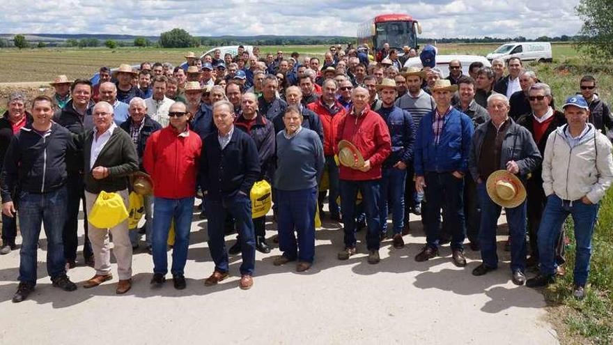 Agricultores y técnicos que han visitado los campos de ensayo de Cobadú.