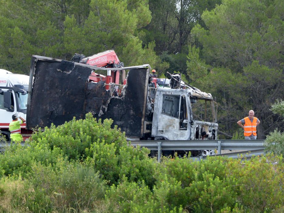 Un incendi destrossa un camió a l'AP-7 a Borrassà