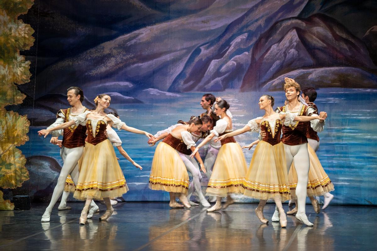 La magia de «El lago de los cisnes» brilló sobre el escenario del Teatro María Luisa.