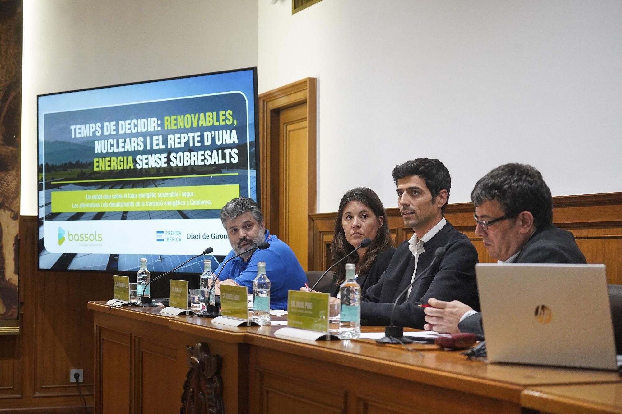 Girona cambra comerç jornada del diari «Temps de decidir: renovables, nuclears i el repte d’una energia sense sobresalts» Miquel Bosch, Director de negoci de Bassols Energia, Olot Prof. Alexandre Deltell, Universitat de Girona, enginyer de Fluids, Energia i Medi Ambient. Sra. Anna Camp, Directora de l’Institut Català d’Energia de Catalunya, Generalitat de Catalunya