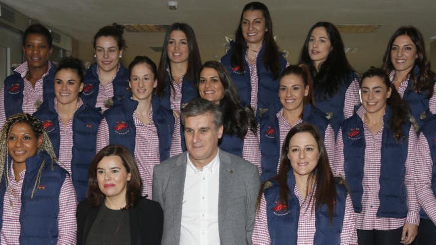 Soraya Sáenz de Santamaría, con las Guerreras en el CSD