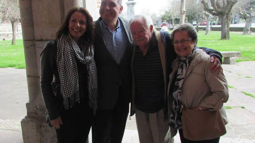 Sobre estas líneas, el matrimonio Llanes con Remigio y Ana María Pando, en Colombres. A la derecha, el jefe de la Policía de Miami junto a una bandera de Llanes.