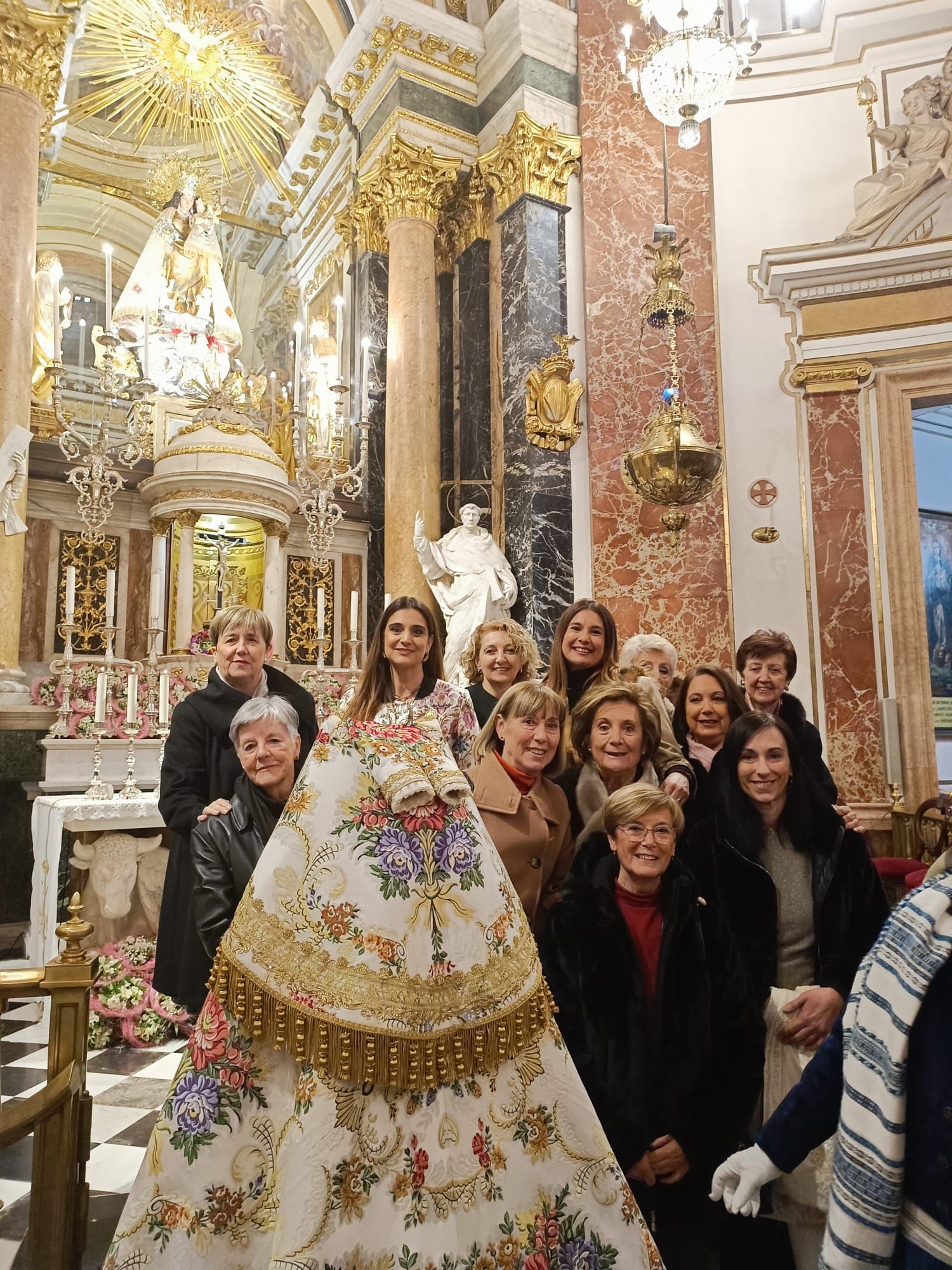 Un manto para la Virgen por los 50 años de la Falla Telefónica