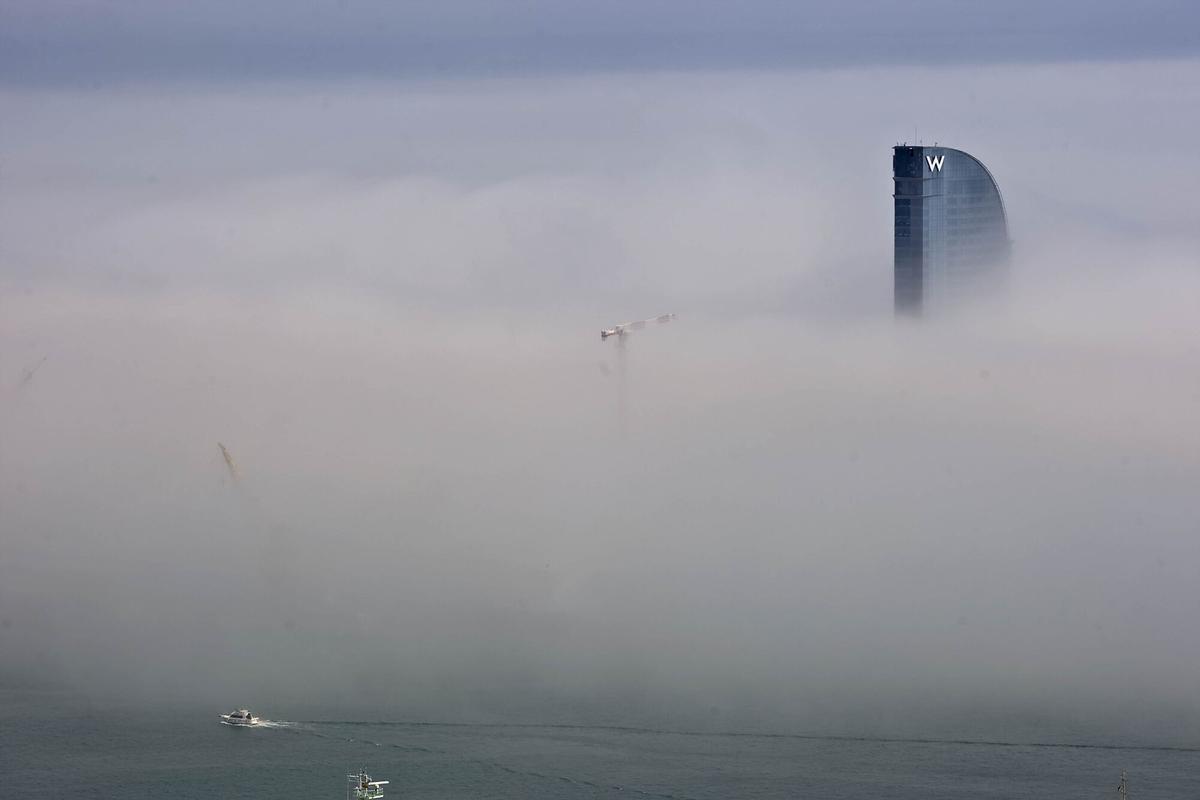 Niebla marítima en la playa de la Barceloneta.