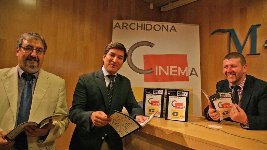 El alcalde de Archidona, Manuel Sánchez; el diputado de Cultura y Deportes, Juan Jesús Bernal; y el director del festival, Francisco Javier Toro.