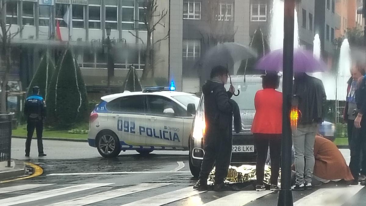 Varias personas auxiliando a la herida cuando se encontraba tirada en el suelo.