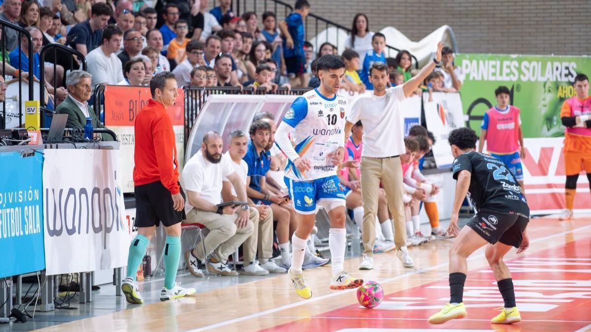 Raúl López pisa el balón durante un partido esta temporada.