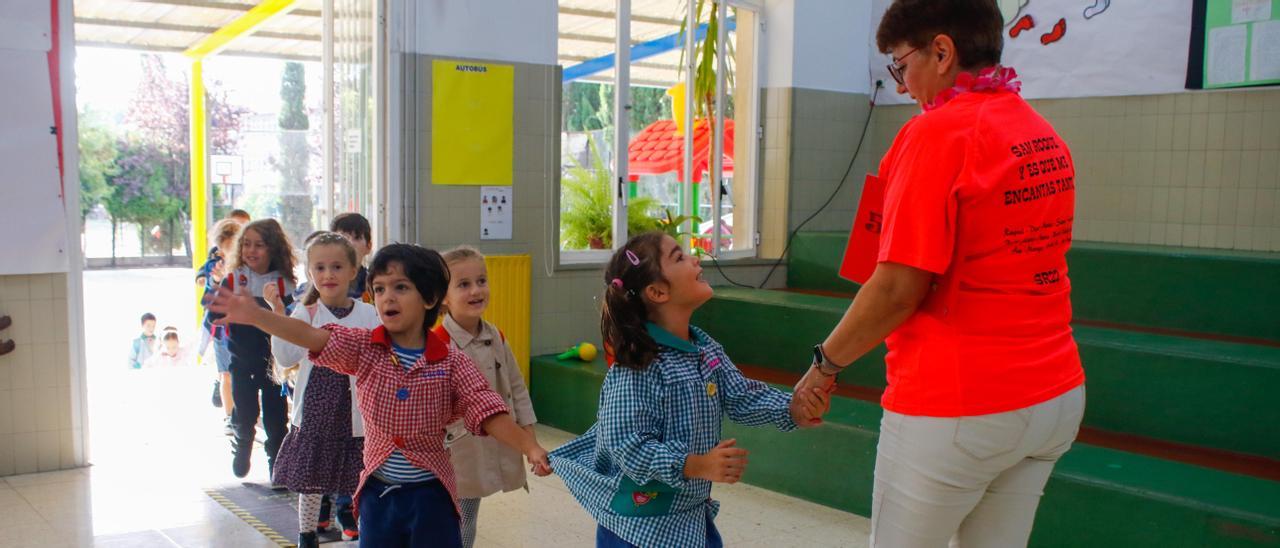 Una tutora acompaña a sus alumnos de Infantil, ayer en el Anexo A Lomba (Vilagarcía).