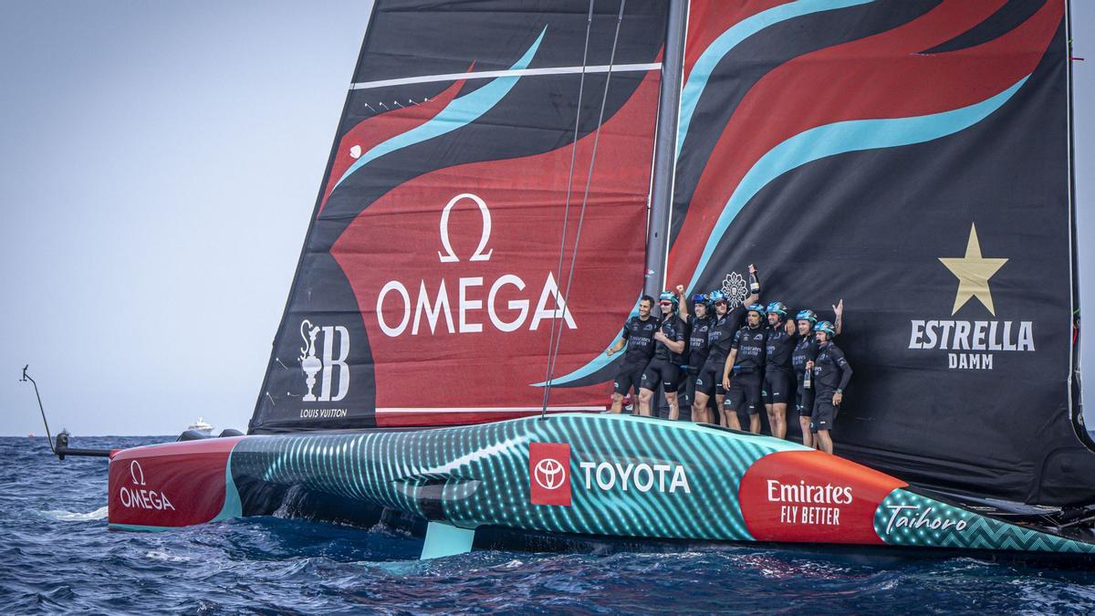 Los neozelandeses cumplen los pronósticos y ganan la regata preliminar de la Copa América de vela. Emirates Team New Zealand vence a Luna Rossa Prada Pirelli.