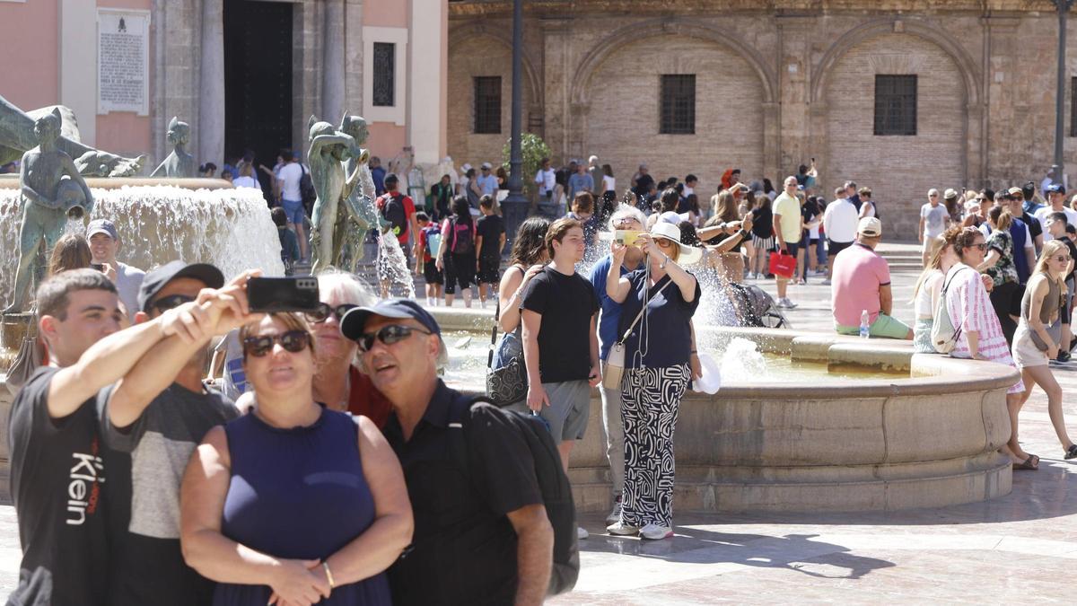 Turistas en la plaza de la Virgen de València