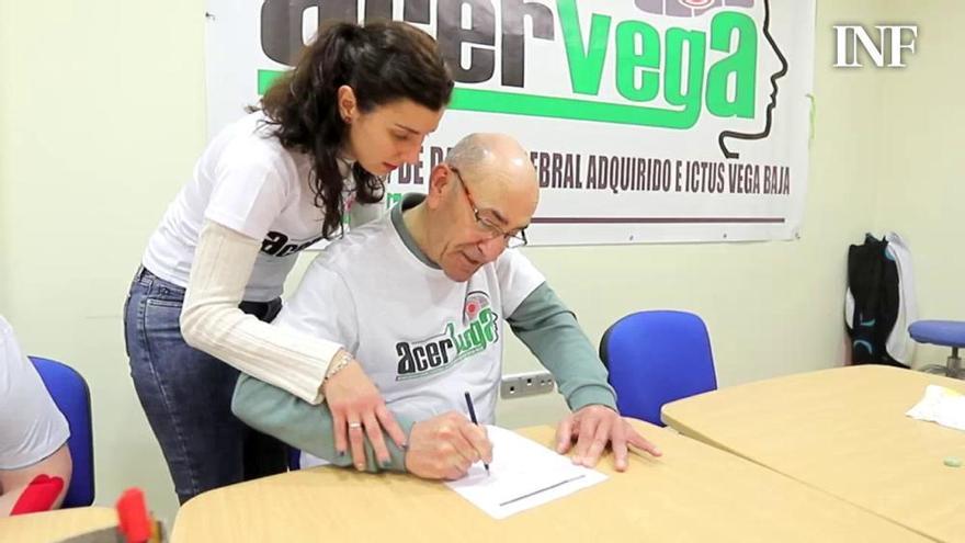Acervega, la asociación de la Vega Baja que enseña a caminar, hablar o escribir a personas con daño cerebral