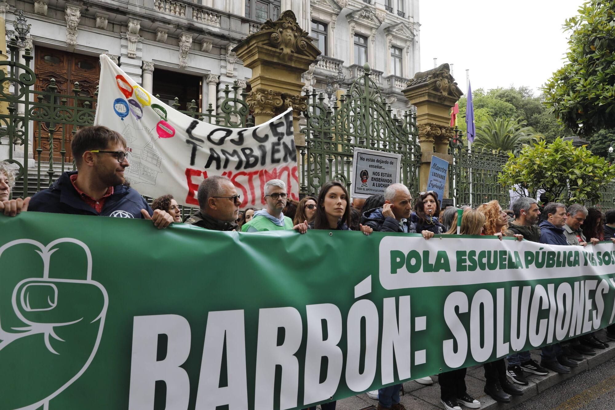 EN IMÁGENES: Nueva manifestación masiva de los docentes, que acabó en la Junta General 