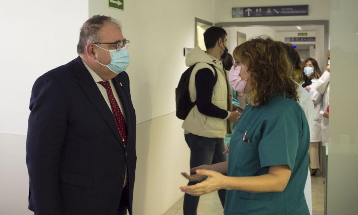 El consejero de Sanidad, Alejandro Vázquez, en una visita al Hospital de Benavente en 2021. | J. A. G.