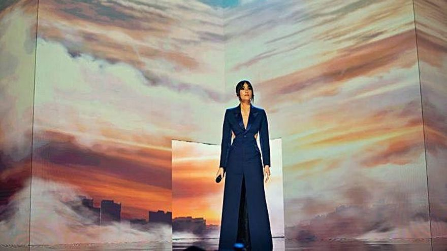 Aitana interpretó un tema popularizado por Barbra Streisand y que pidió Banderas que interpretara, Happy days are here again.