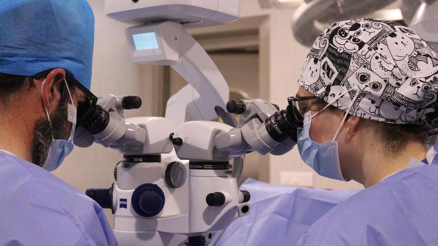 El hospital Reina Sofía incorpora un microscopio oftalmológico para las cirugías oculares