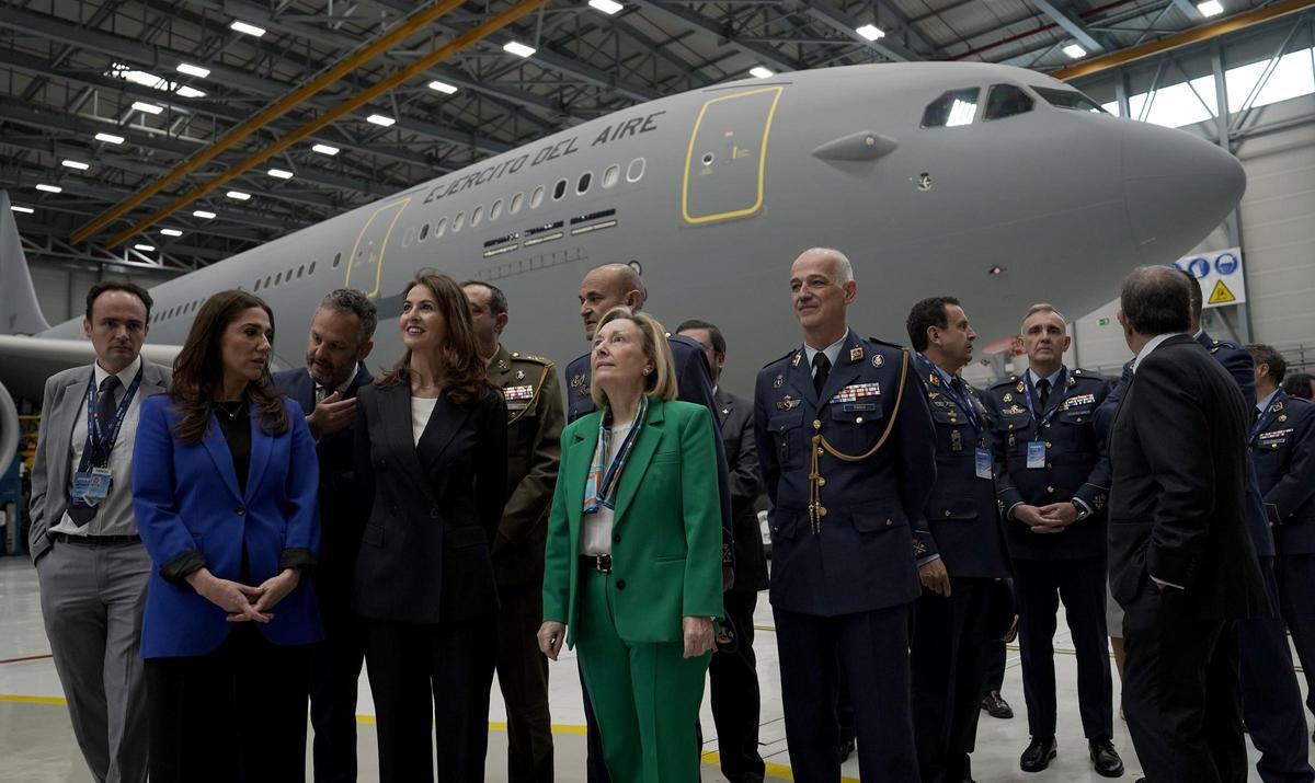 La secretaria de Estado de Defensa, Amparo Valcarce, entre militares y ejecutivos de Airbus este viernes en la entrega del primer MRTT para el Ejército del Aire.