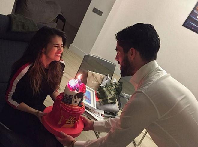 Isco sorprende a Sara Sálamo con una tarta personalizada por su 26 cumpleaños