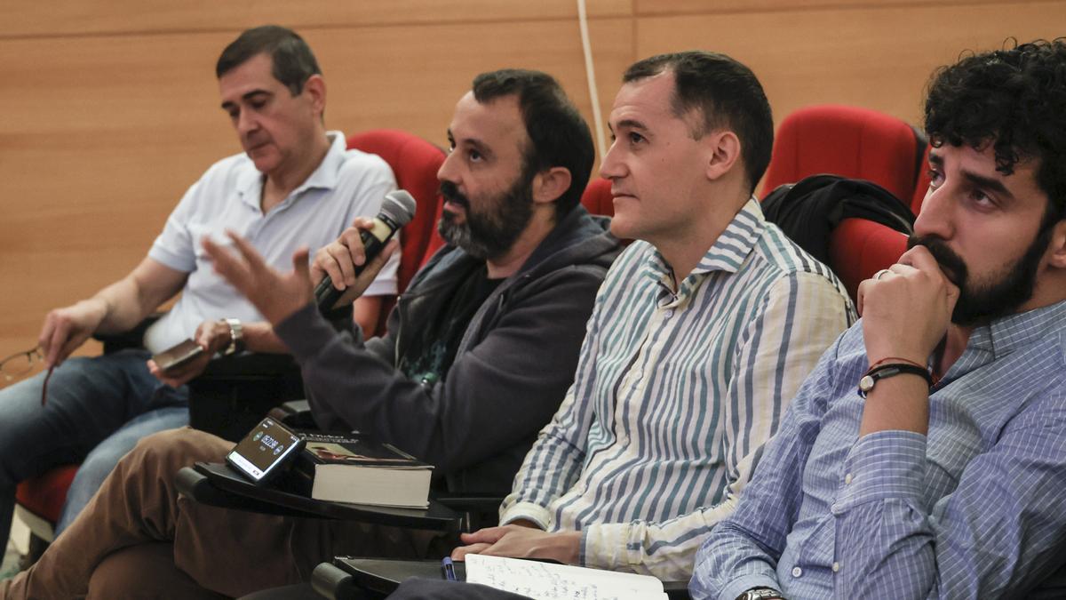 Juan Peralta, segundo por la derecha, evaluando uno de los juegos presentados.