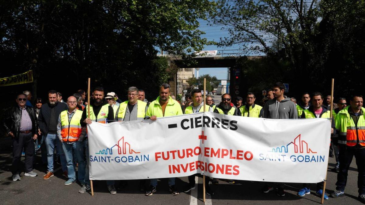 Los trabajadores de Saint-Gobain Cristalería de Avilés, detrás de la pancarta. | Mara Villamuza