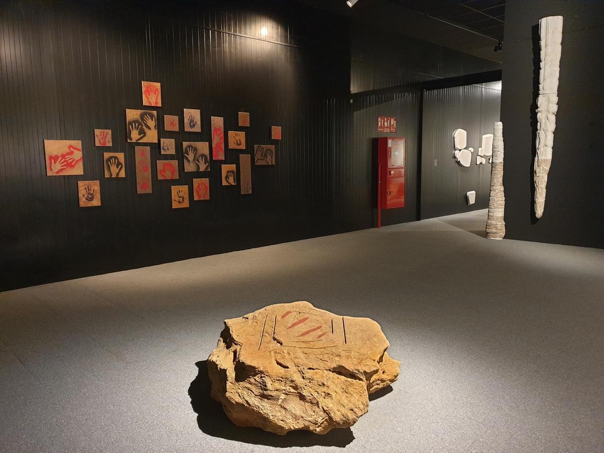 Vista de la exposición "Lo que es eterno", en el Centro de Arte Rupestre Tito Bustillo.