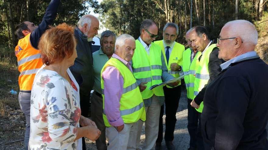 Cores Tourís, con los vecinos en Devesa. // Faro