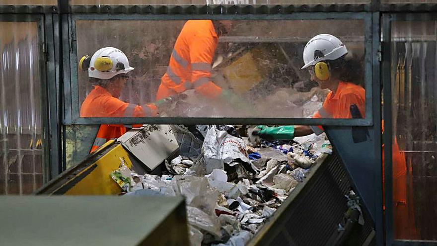 Trabajadores en la planta de Algímia d’Alfara. | DANIEL TORTAJADA