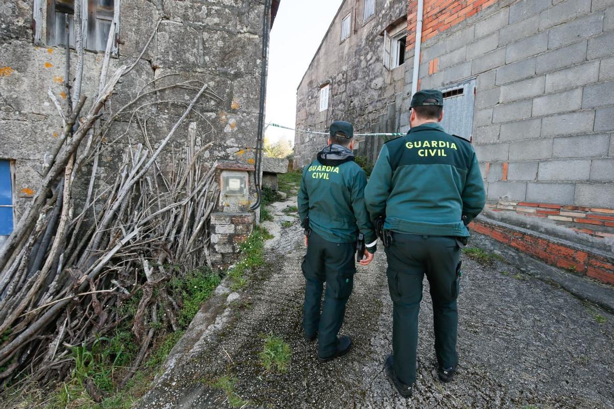 Guardia Civil junto a la vivienda que se incendió en Taboexa.