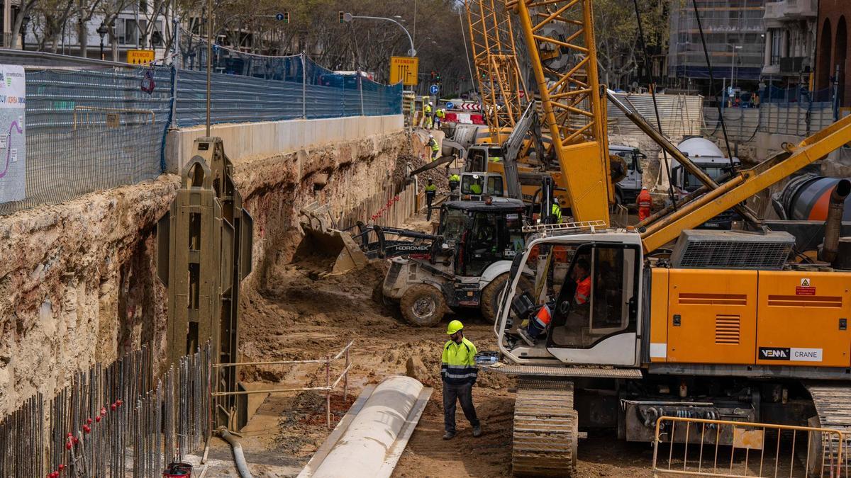 El agujero por el que dentro de un año entrará la tuneladora que conectará Espanya y Gràcia, este jueves