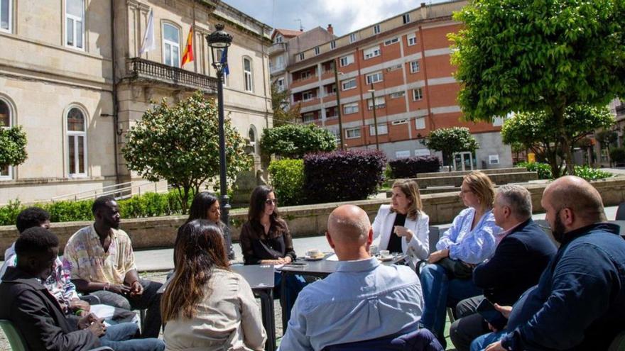 La alcaldesa de Ponteareas y el alcalde de Mondariz con varios migrantes y trabajadoras de integración social.