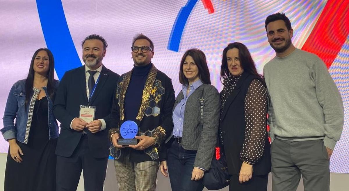 Eduardo Fernández, el tercero por la izquierda, sostiene el galardón