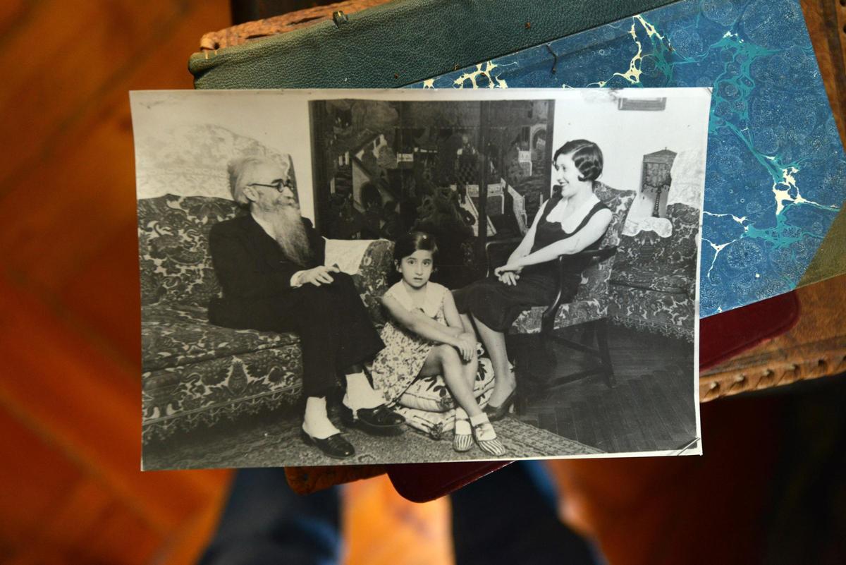 Fotografía de Valle-Inclan con su esposa y conservadora de su legado, Josefina Blanco, y una de sus hijas.