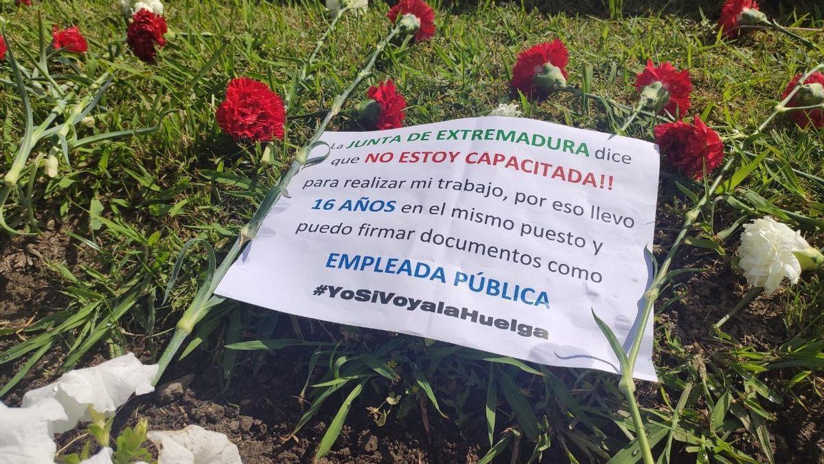 Claveles depositados a las puertas de la Presidencia de la Junta, en señal de protesta.