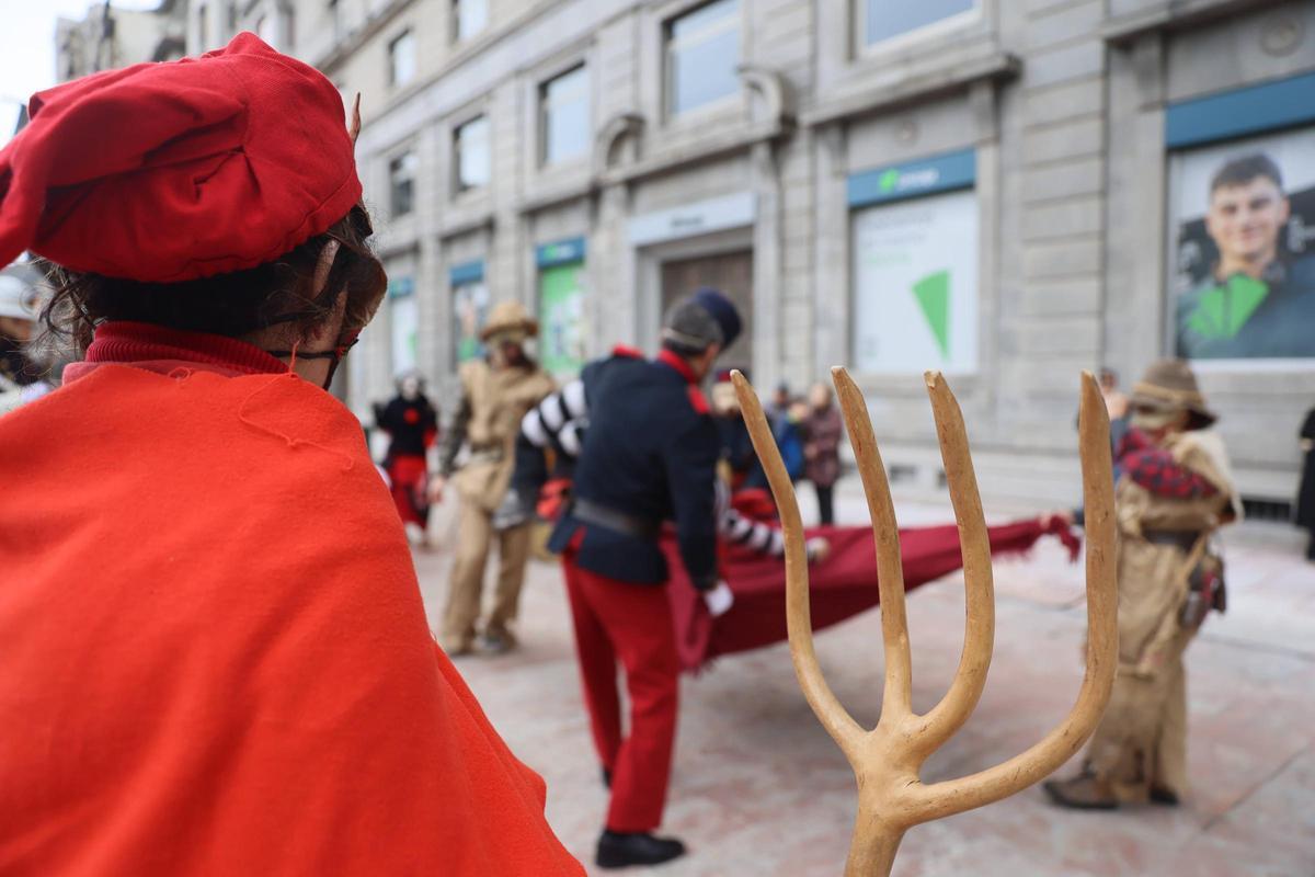 El pasacalles de los Mazcaritos por las calles de Oviedo