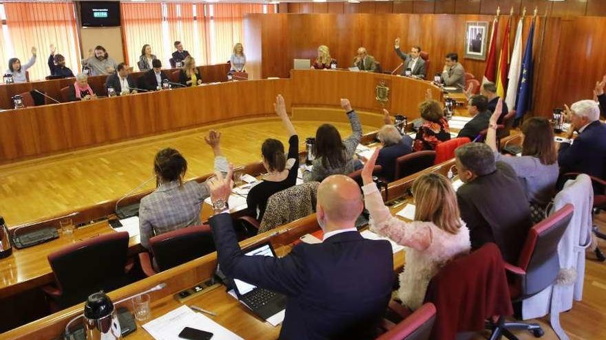 Votación conjunta de PSOE y Marea en uno de los puntos del pleno de mayo en Vigo. // Alba Villar