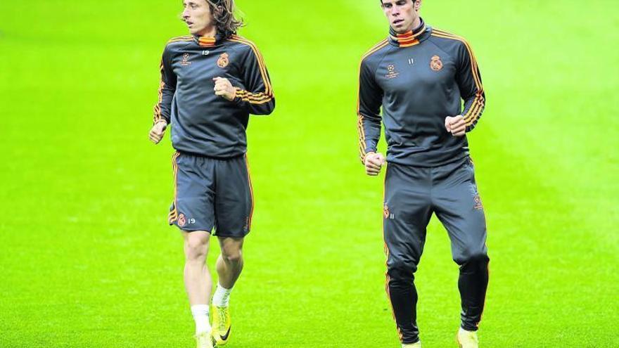 Modric y Bale, durante el entrenamiento de ayer en el Allianz Arena de Múnich. // Reuters