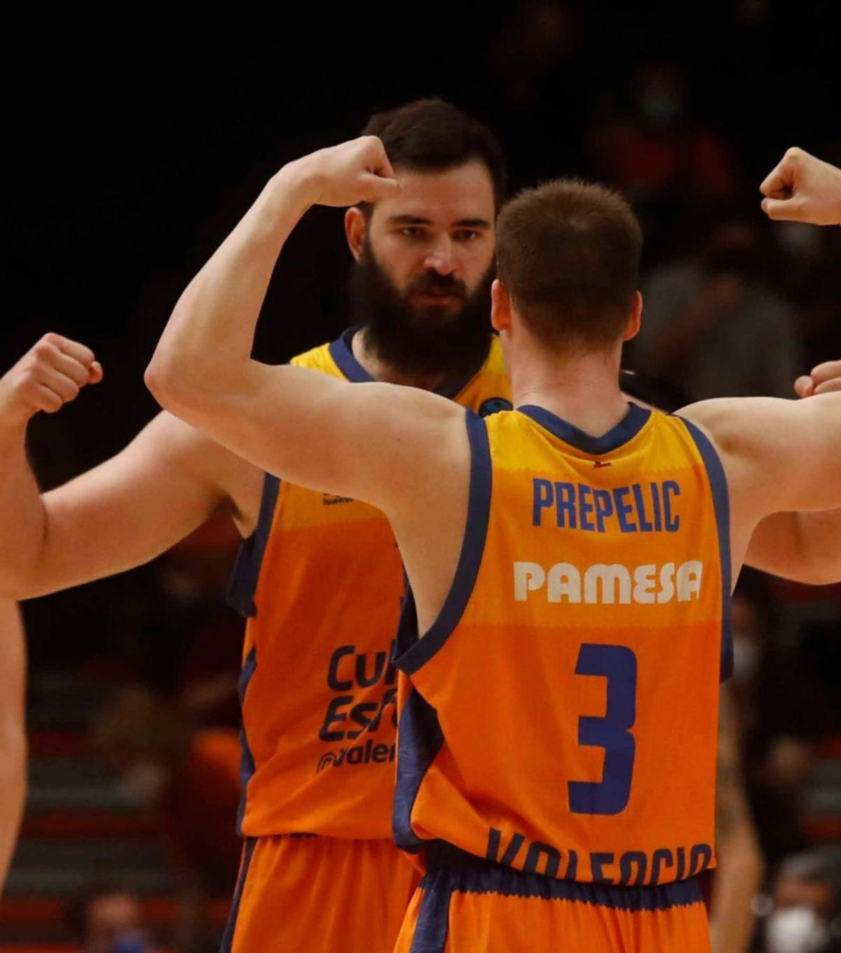 Dubljevic y Prepelic celebran la victoria tras anotar ellos los últimos cinco puntos. | J. M. LÓPEZ