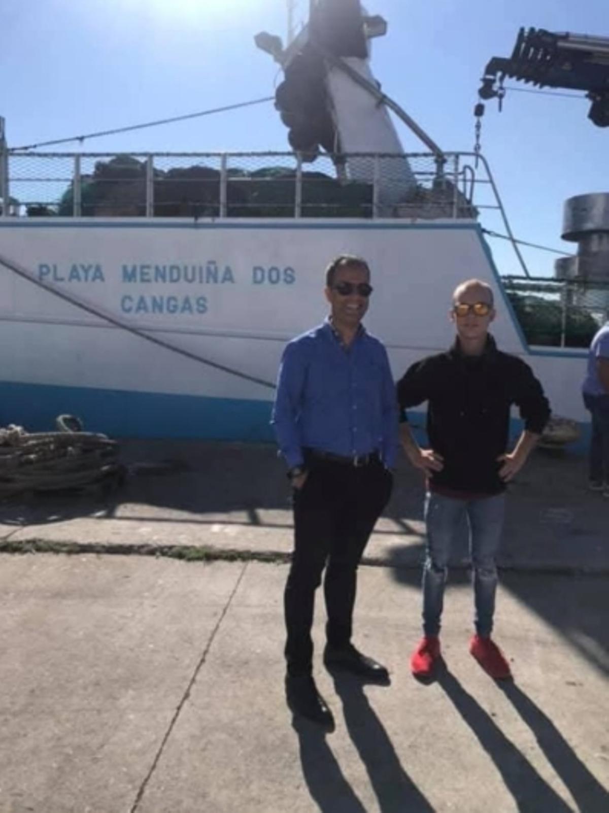 Padre e hijo ante el Playa de Menduiña Dos, en Cangas.