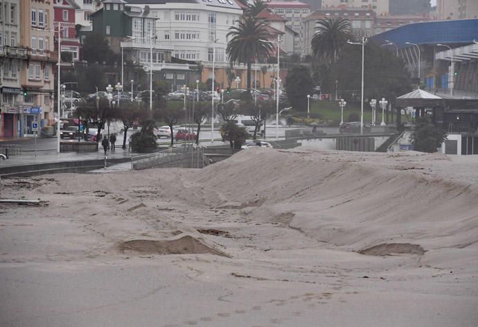 El oleaje arrastra arena de Riazor hasta el paseo