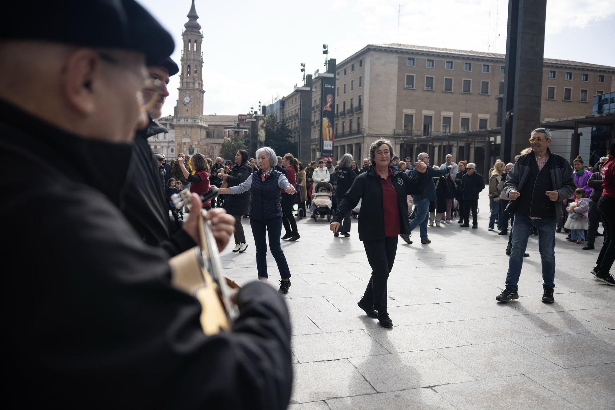 En imágenes | Los zaragozanos no fallan a su cita en el Tío Jorge por la Cincomarzada