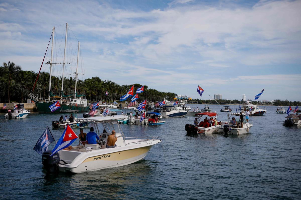 Gente en barcos asisten a un mitin antes de una manifestación de la oposición en Cuba, en Miami, Florida.