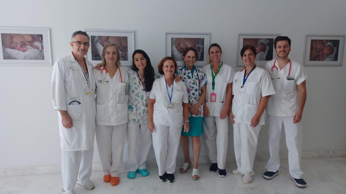La doctora Marta Siguero -la tercera desde la izquierda-, junto con otros profesionales del servicio de Neonatología.