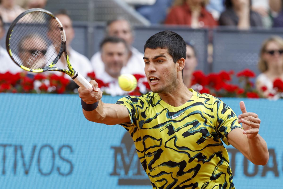 MADRID, 07/05/2023.- El tenista español Carlos Alcaraz devuelve la bola al alemán Jan-Lennard Struff durante la Final ATP individuales en el estadio Manolo Santana del Mutua Madrid Open, este domingo. EFE/ Chema Moya