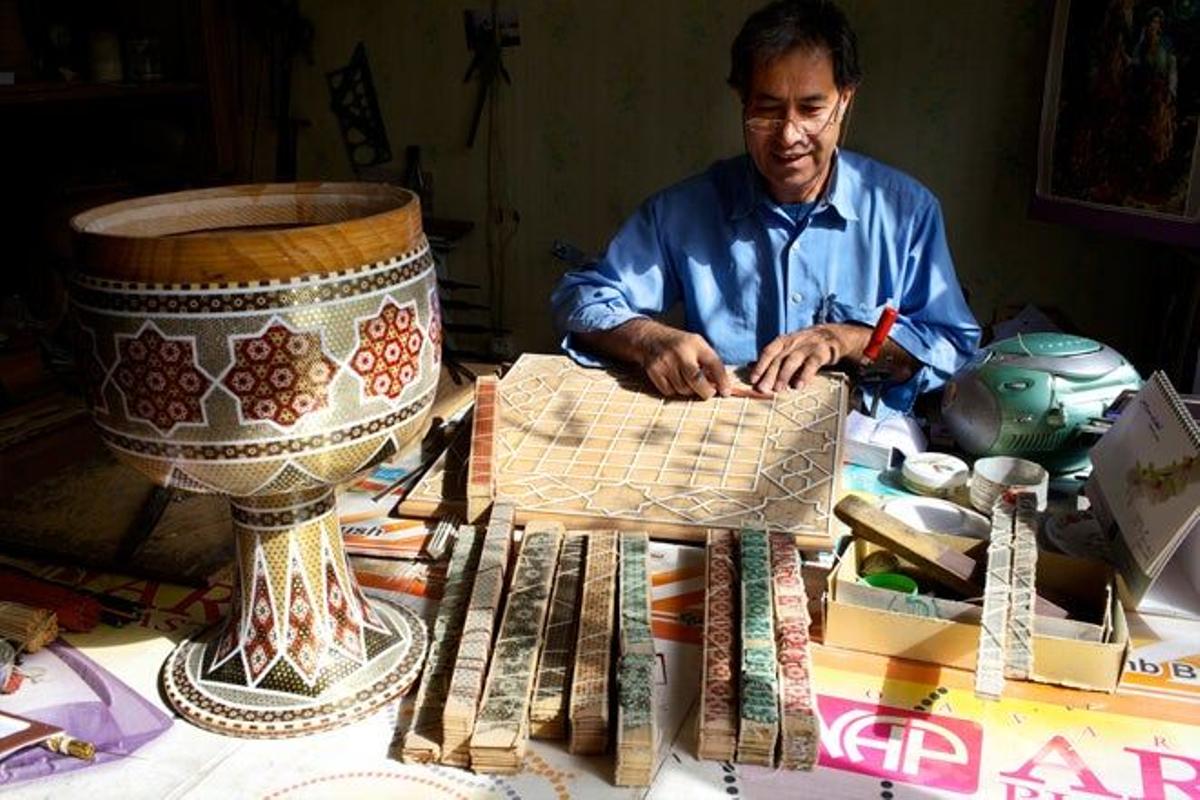 Artesano realizando trabajos de marquetería en el baza de Isfahán.