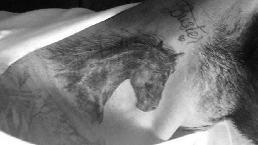 Victora Beckham muestra el último tatuaje de su marido
