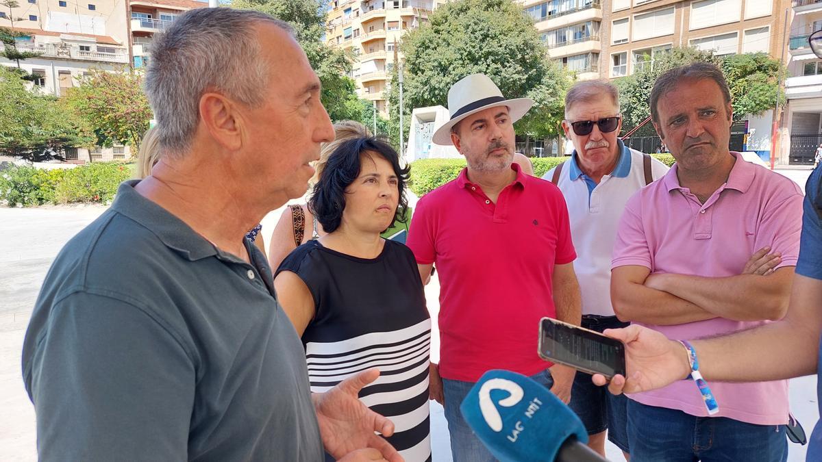 Joan Baldoví el concejal Natxo Bellido y los representantes vecinales tras la reunión de este lunes