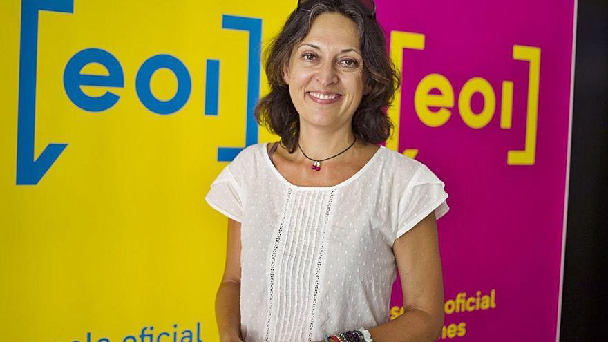 La directora, Mariola Aparicio, ayer en la EOI Xàtiva.