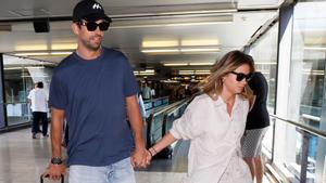 Gerard Piqué y Clara Chía en el aeropuerto de Madrid