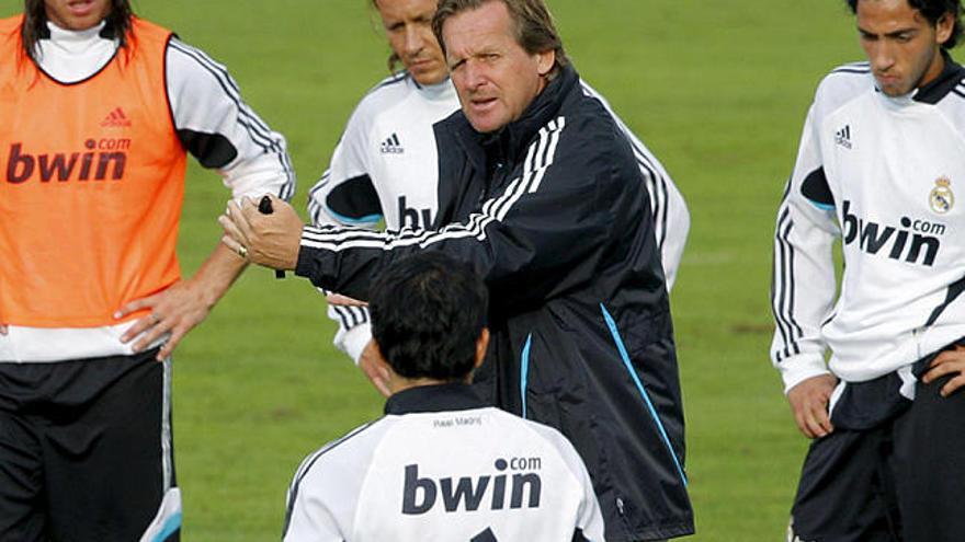 Entrenamiento. Schuster da instrucciones a sus jugadores.