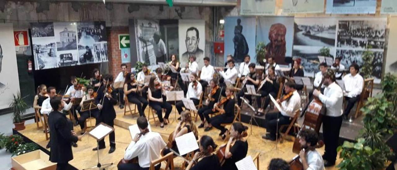 Un concierto de la Orquesta de la Universidad de Oviedo en la antigua fábrica de Ortiz.