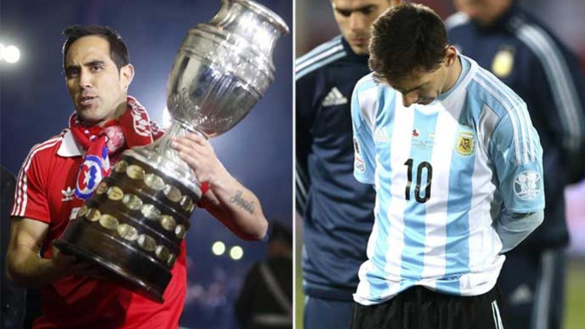 Claudio Bravo enseña el trofeo de la Copa América ganado por Chile en el 2015 y Leo Messi, decepcionado tras la derrota de Argentina en la final